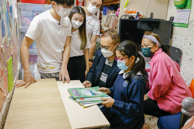 香港青年協會總幹事何永昌(後)希望同學透過親身家訪，理解到『小意念大影響』的效果，即使一件小家具，都能大為改變基層家庭的居住環境。